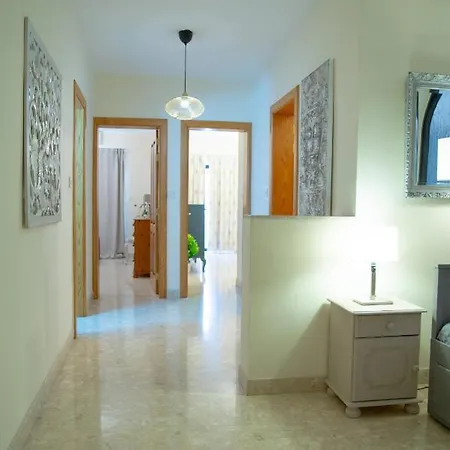 Апартаменты Large And Bright In The Centre Goslm-2